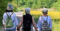 Drei Frauen beim Spaziergang